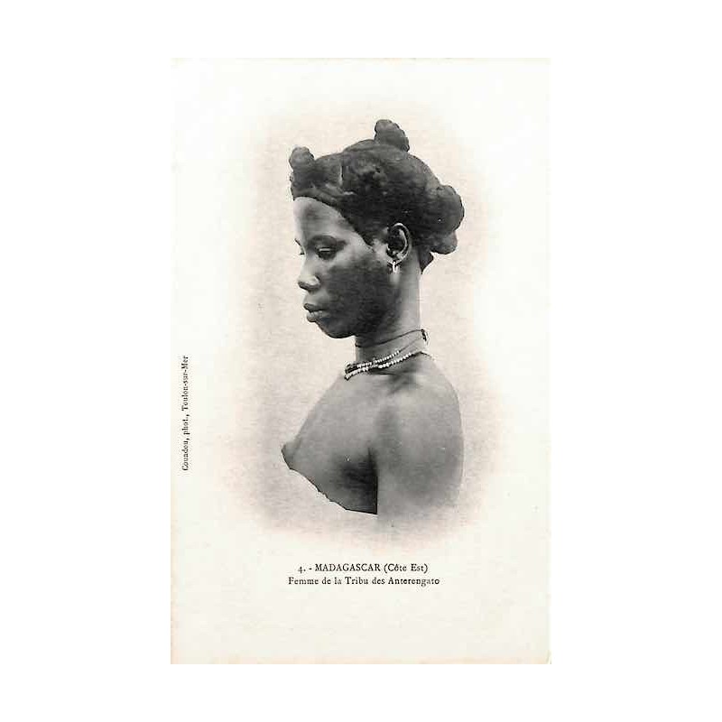 MADAGASCAR (Côte Est) Femme de la tribu des Anterengato