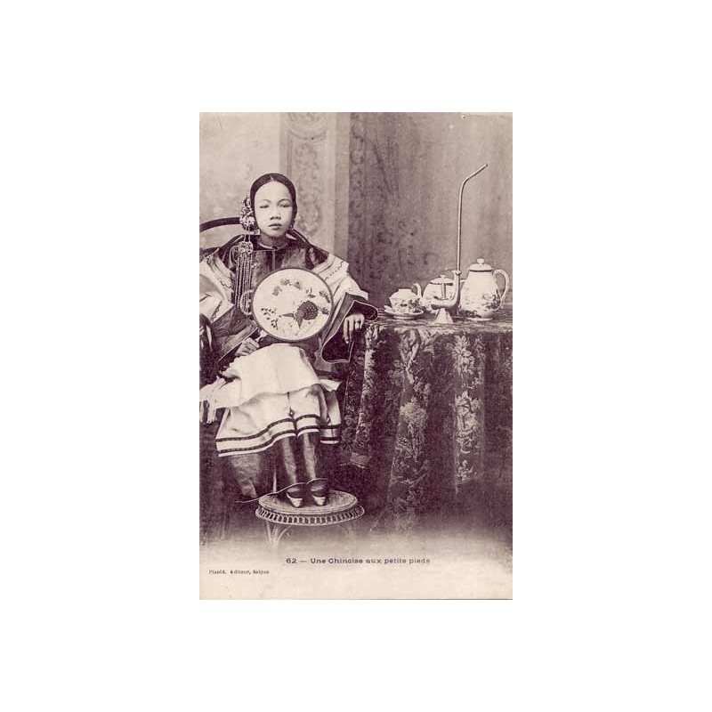 Une Chinoise aux petits pieds