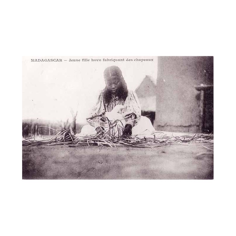 MADAGASCAR - Jeune fille hova fabriquant des chapeaux
