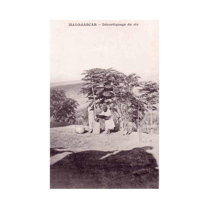 MADAGASCAR - Décorticage du riz -