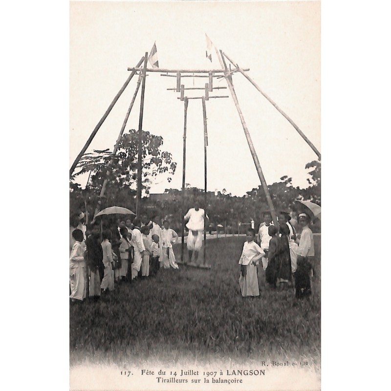 Fête du 14 juillet 1907 à LANGSON - Tirailleurs sur la balançoire